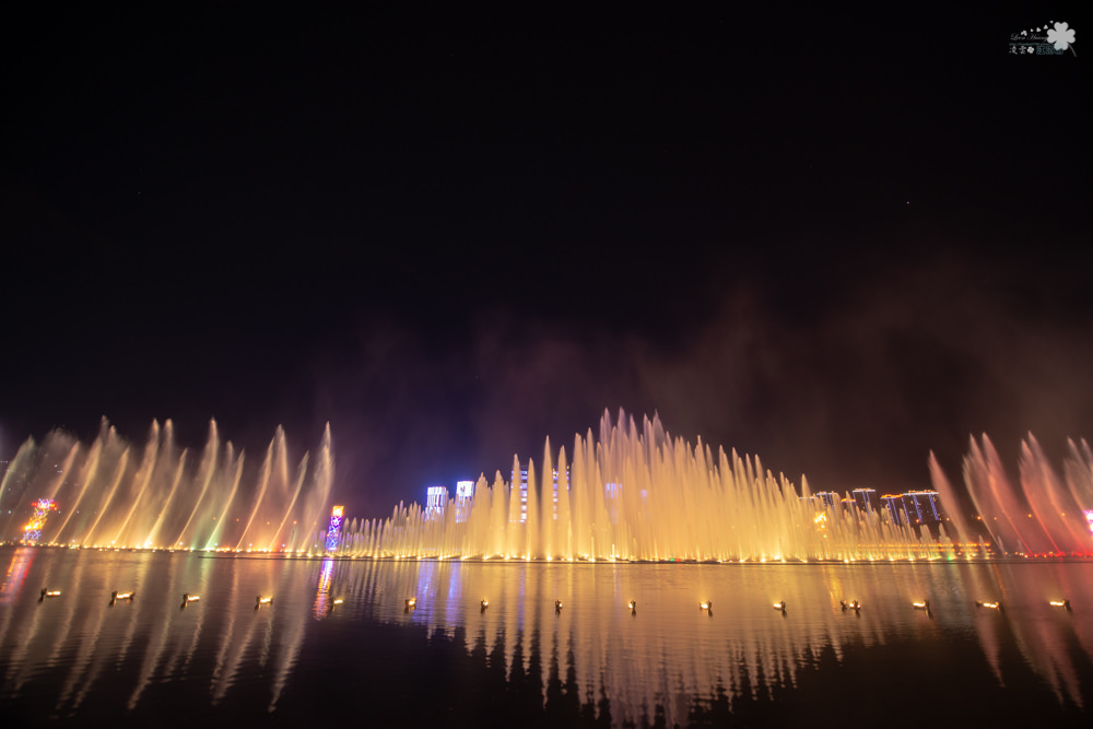 內蒙古旅遊推薦》康巴什雷射水幕音樂噴泉 - 精彩繽紛的水舞響宴
