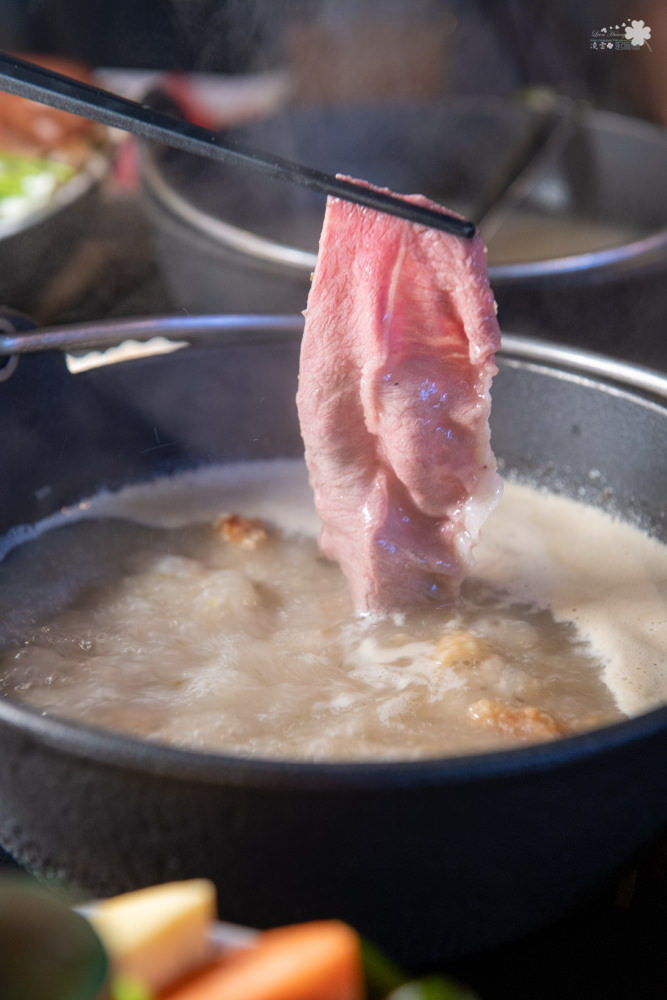 國父紀念館美食》雞湯大叔 忠孝店 - 為湯控而生的火鍋品牌 全雞熬煮的法式湯底 高檔的食材平實的價格