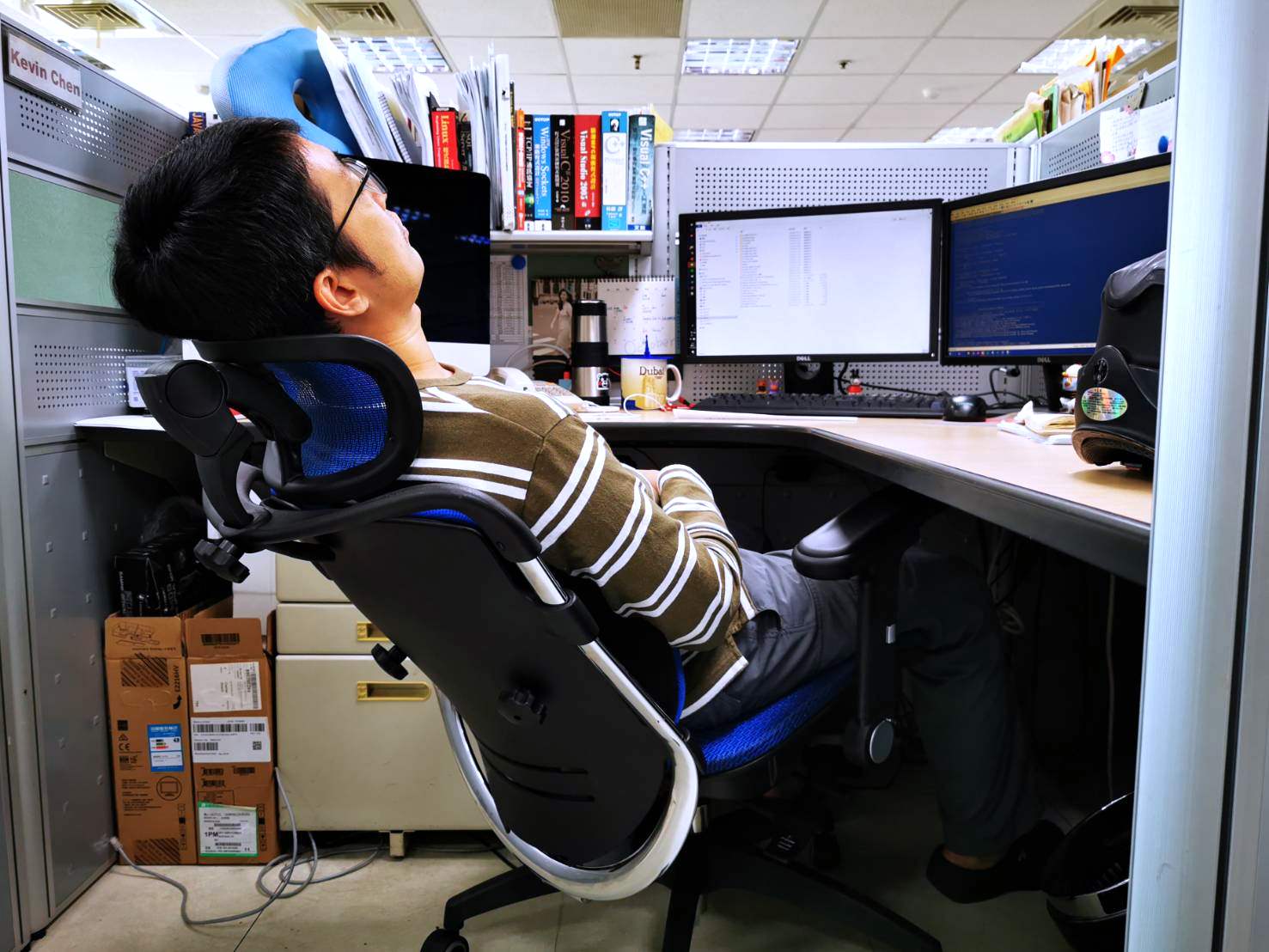 辦公椅推薦》空間特工Ciazhan 雙背護腰電腦椅 - 角度與高度皆可調的廣角枕頭 完整服貼背部的雙翼椅背
