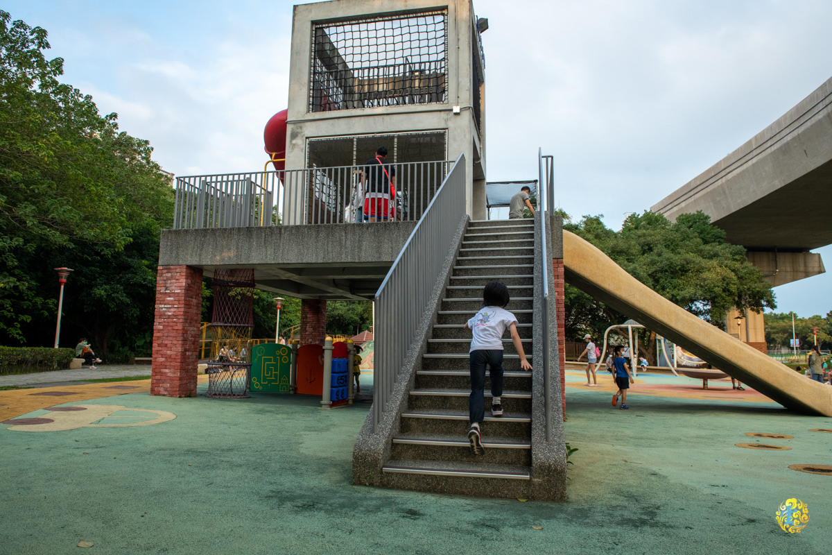 古鐘樓公園》新北鶯歌親子特色公園推薦｜三層樓高三種類型的溜滑梯｜鶯歌老街親子順遊景點